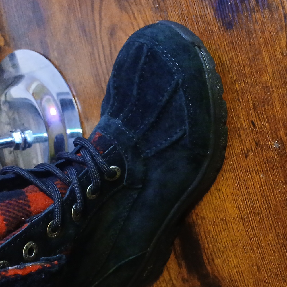 Like New!! UGG Unisex Kids Boots in Black and Red Plaid Sz 13 Both Boy And Girl - Picture 11 of 14